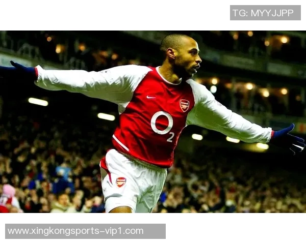 飞机偶遇足球巨星偶然相遇 上演惊喜瞬间旅程精彩回忆