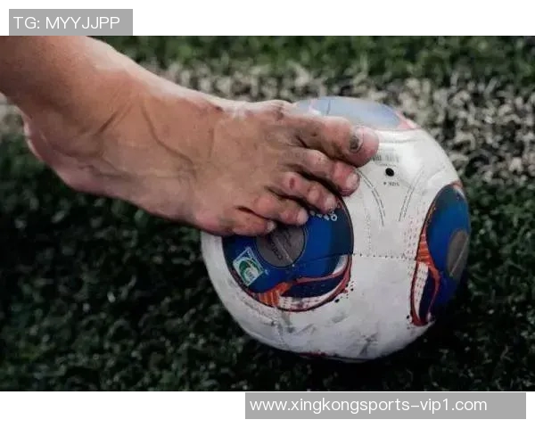 从足球球星脚趾看力量与技巧的秘密揭示运动巅峰背后的微小细节 从足球球星脚趾看力量与技巧的秘密揭示运动巅峰背后的微小细节